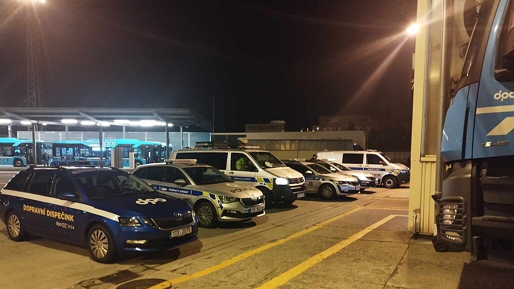 No�ní záb�r z depa na ostravském Hrane�níku, kam kv�li kráde�i autobusu...