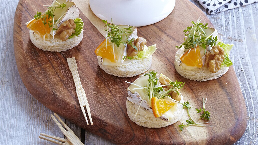 Kanapky se sýrem a ovocem