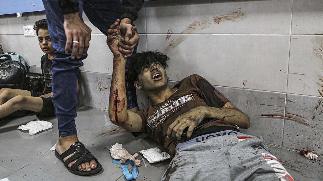 Zranní Palestinci v nemocnici Al-Ahlí v Pásmu Gazy (17. íjna 2023)