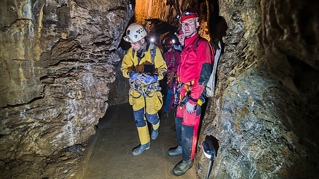Speleopotáp�� Jan Sirotek (na snímku ve �lutém) pro�el s Petrem Chmelem jako...