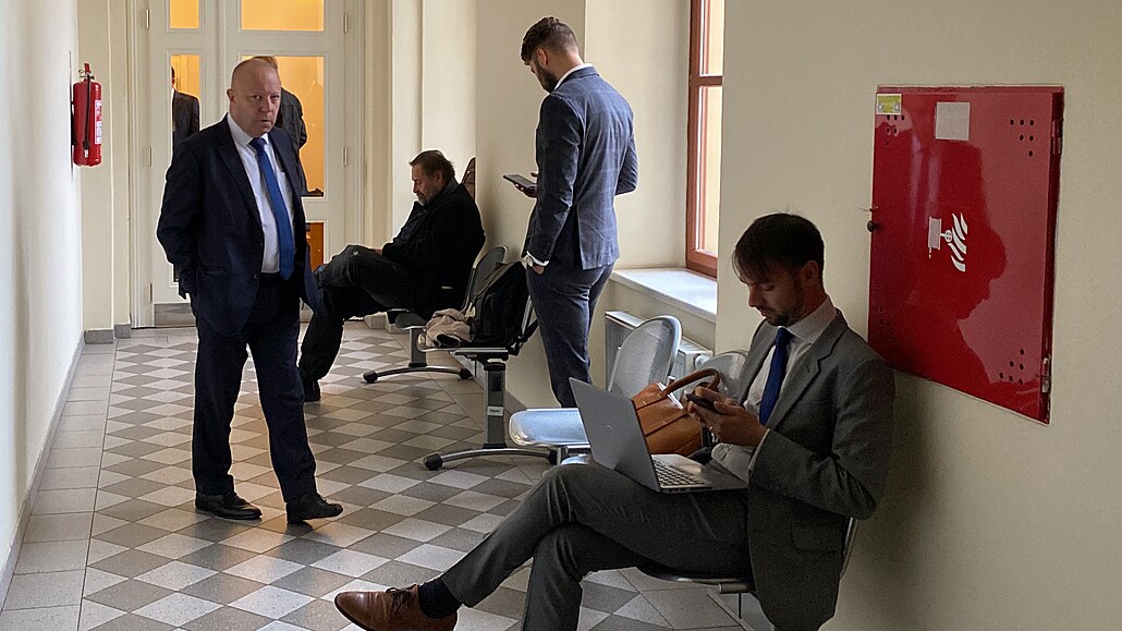 P�edseda fotbalové asociace Petr Fousek (vlevo) �eká na p�elí�ení u plze�ského...