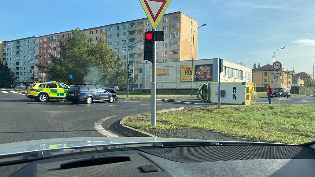 Sanitka p�evá�ející pacienta z vy�et�ení skon�ila po srá�ce s jiným autem na...