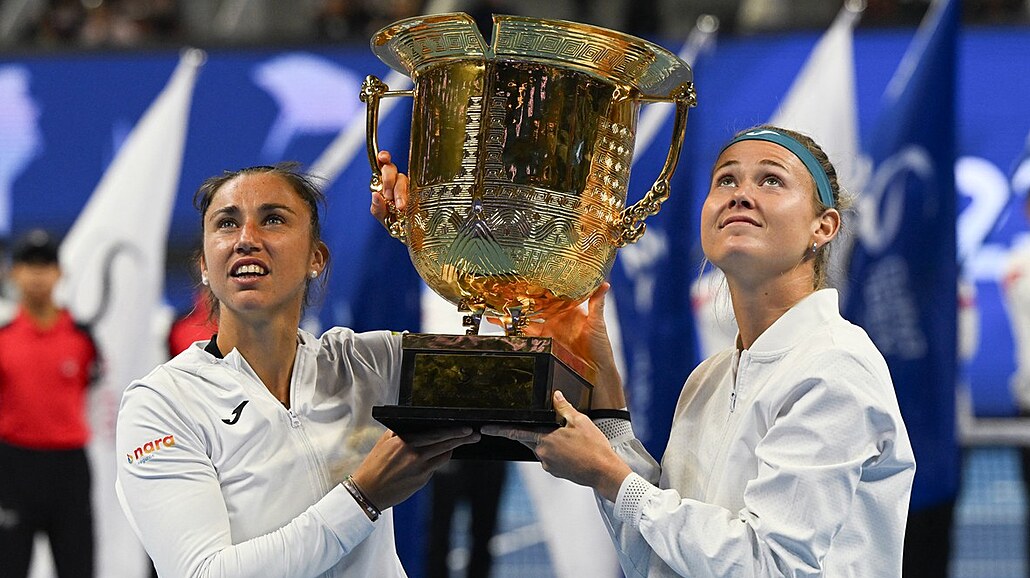 Sara Sorribesová (vlevo) a Marie Bouzková jako vítzky turnaje v Pekingu