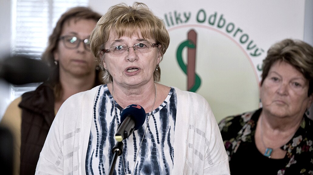 Schválení výpov�di bez udání d�vodu by znamenalo návrat pracovního práva o 130 let zp�t, �ekla poslanc�m jménem odborové centrály �MKOS Dagmar �itníková, �éfka Odborového svazu zdravotnictví a sociální pé�e