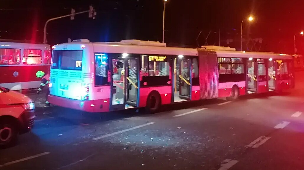 Nehoda tramvaje a autobusu v pražské Hostivaři (14. října 2023)