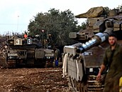 Izraelští vojáci stojí u svých tanků poblíž izraelských hranic s Libanonem....