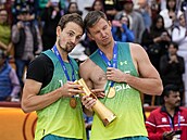Plážoví volejbalisté Ondřej Perušič (vlevo) a David Schweiner slaví zisk titulu...