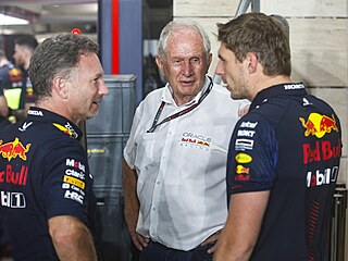 DEBATA MOCNÝCH. Zleva Christian Horner, Helmut Marko a Max Verstappen.