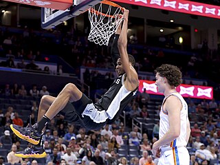 Victor Wembanyama, ze San Antonio zakonuje na ko Oklahoma City.