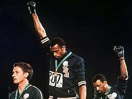 Amerití sprintei Tommie Smith (uprosted) a John Carlos (vpravo) na olympiád...