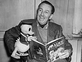 Filmový producent a kreslí Walt Disney na snímku z roku 1951 s hrakou Kaerem...