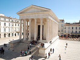 Maison Carrée ve francouzském Nîmes vyrostl v 1. století naeho letopotu....