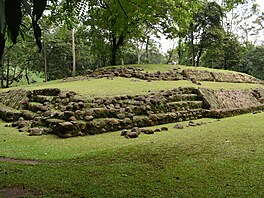 Ruin nkdejích kamenných mst je guatemalská dungle plná. Nalezit v...