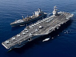 Letadlová lo� USS Gerald R. Ford pluje ve St�edozemním mo�i. (11. �íjna 2023)