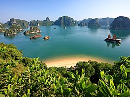 Vietnamská zátoka Ha Long v Tonkinském zálivu, to je 1 600 vápencových ostrov...