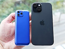 Mini Phone V8 a iPhone 15