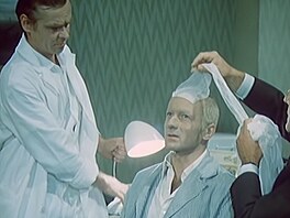 Eduard Cup�k a Radoslav Brzobohat� v seri�lu T�icet p��pad� majora Zemana (1976)