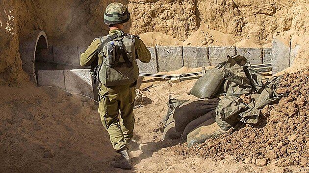 Izraelský voják u vstupu do palestinského tunelu - ilustraní snímek.