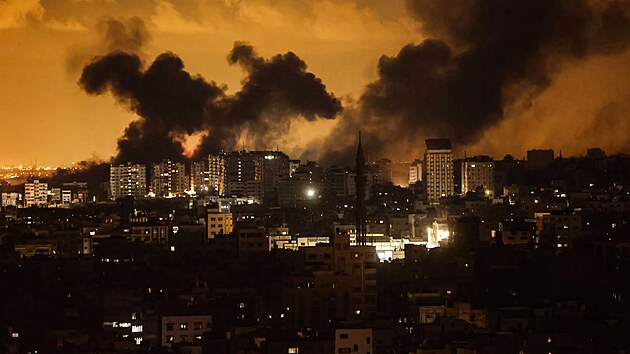Po izraelskch derech stoup dm ve mst Gaza. (10. jna 2023)