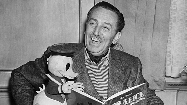 Filmov producent a kresl Walt Disney na snmku z roku 1951 s hrakou Kaerem Donaldem, kter te Alenku v i div.