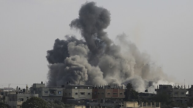 Kou stoup z vbuchu zpsobenho izraelskmi leteckmi dery na hranici mezi Egyptem a Rafhem v Psmu Gazy. (10. jna 2023)