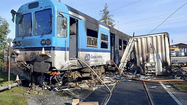 Na elezninm pejezdu v Olomouci narazil osobn vlak do kamionu, pi nslednm poru shoelo i pobl stojc osobn auto. (17. jna 2023)