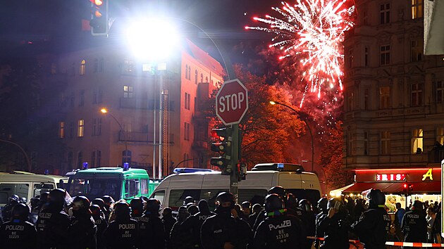 Nmeck policie dohl na propalestinsk demonstranty v Berln. (18. jna 2023)