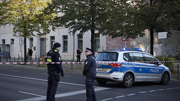 Policist operuj ped synagogou v centru Berlna, na kterou dvojice neznmch tonk hodila zpaln lahve. (18. jna 2023)