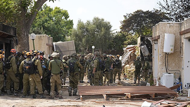 Izraelt vojci operuj v kibucu Kfar Aza, na kter zatoili ozbrojenci Hamsu. (10. jna 2023)