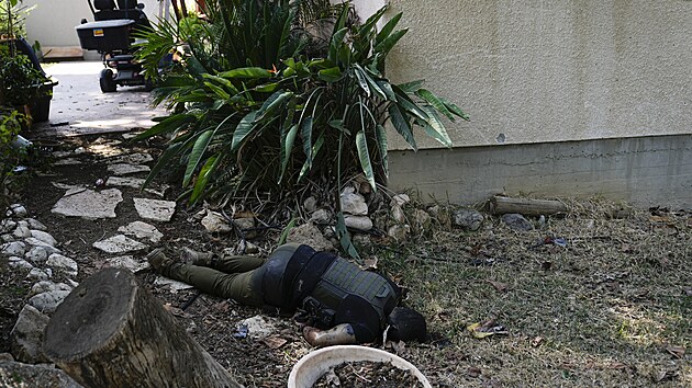 Tlo ozbrojence z Hamsu le na ulici v kibucu Kfar Aza v Izraeli. (10. jna 2023)