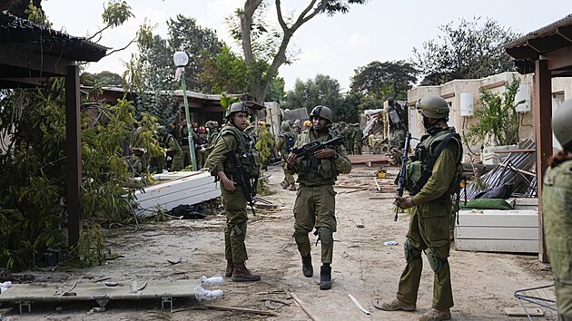 Izraelt vojci operuj v kibucu Kfar Aza, na kter zatoili ozbrojenci Hamsu. (10. jna 2023)