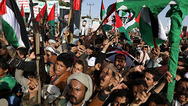 Lid v jemenskm San protestuj na podporu Palestinc v Gaze. (18. jna 2023)