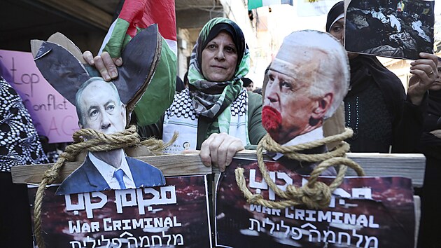 Lid v palestinskm uprchlickm tboe Ein el-Hilweh v jinm Libanonu protestuj na podporu Palestinc v Gaze. (18. jna 2023)
