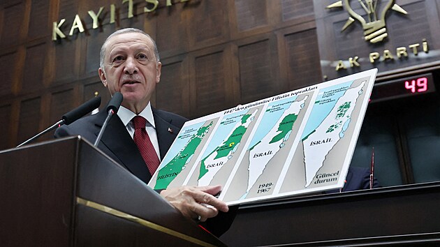 Turecký prezident Recep Tayyip Erdogan při jednání poslaneckého klubu své Strany spravedlnosti a rozvoje (11. října 2023)