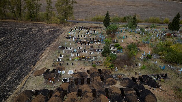 Hroby obt ruskho raketovho toku ve vesnici Hroza na Ukrajin (8. jna 2023)