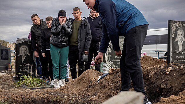 Pbuzn pohbvaj obti ruskho raketovho toku na vesnici Hroza na Ukrajin. (9. jna 2023)