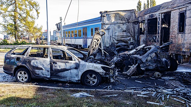 Na elezninm pejezdu v Olomouci narazil osobn vlak do kamionu, pi nslednm poru shoelo i pobl stojc osobn auto. (17. jna 2023)