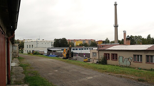 Nov sbrn msto, obdobu klasickho sbrnho dvora, plnuje rsk radnice na svch pozemcch v ulici Vodrensk. Tam aktuln probhaj opravy kanalizace (na snmku).