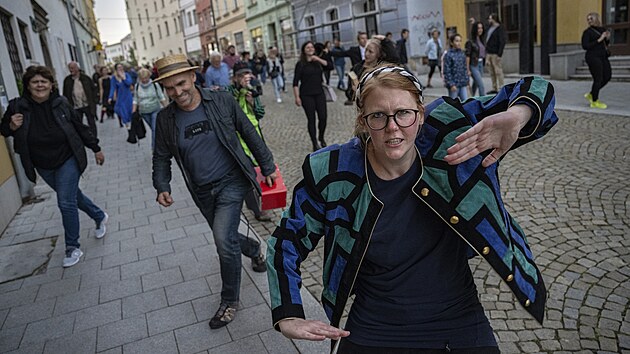 Termn vihl chze, v originle the silly walk, se poprv objevila v edestch letech v populrnm britskm komedilnm serilu Monty Pythonv ltajc cirkus. Od t doby si ji lid na poest tto skupiny pipomnaj v rznch mstech.