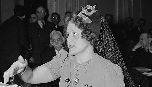 Protagonistkou America First byla i pravicov aktivistka Elizabeth Dillingov, autorka knihy, kter sepsala pes 1 300 americkch komunistek a komunist a jejich sympatizant, sympatizantek.