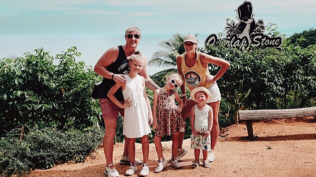 Chris Hutchinson se svou rodinou u turistick atrakce Overlap Stone v Thajsku