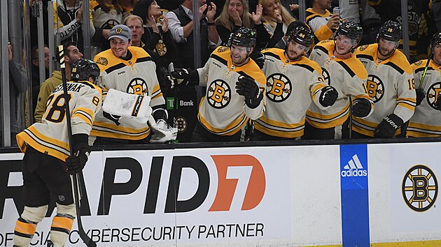esk tonk David Pastrk v dresu Bostonu oslavuje prvn zsahy nov sezony NHL se stdakou.