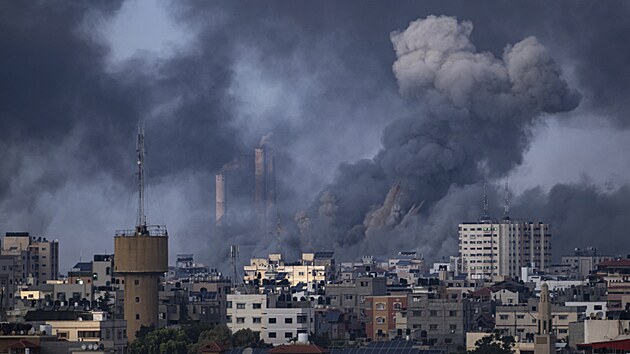 Kou stoup po izraelskm leteckm toku ve mst Gaza. (11. jna 2023)