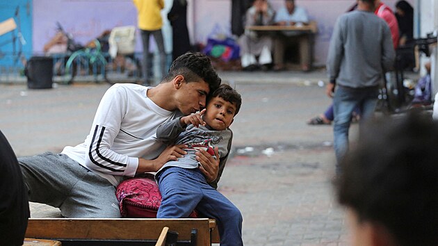 Palestinci, kte uprchli ze svch domov kvli izraelskm derm, se ukrvaj ve kole spravovan OSN. (14. jna 2023)