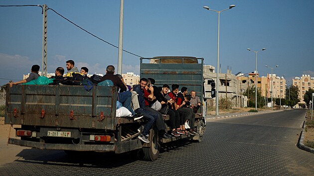 Palestinci prchaj ze svch dom ped izraelskmi dery pot, co Izrael vyzval vce ne milion civilist na severu Gazy, aby se pesunuli na jih. (14. jna 2023)