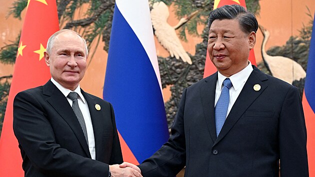 Putin se v Pekingu seel s nskm prezidentem Si in-pchingem. (18. jna 2023)
