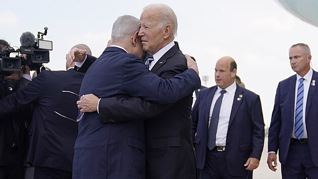 Prezident USA Joe Biden piletl do Tel Avivu. Na letiti ho pivtali izraelsk premir Benjamin Netanjahu a prezident Jicchak Herzog. (18. jna 2023)
