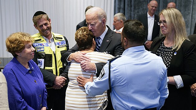 Prezident USA Joe Biden piletl do Tel Avivu. Seel se s pbuznmi obt a pracovnky prvn pomoci, kte byli pmo postieni toky Hamsu. (18. jna 2023)