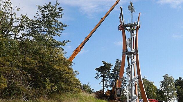 U Koberov budou m�t turist� novou atrakci, 23 metr� vysokou rozhlednu.