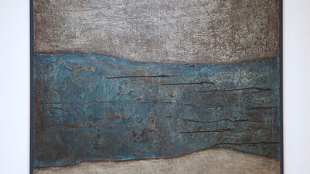 V�stava se nach�z� ve dvou v�stavn�ch prostorech p�esn� nad sebou a nab�z� p�es 70 d�l.